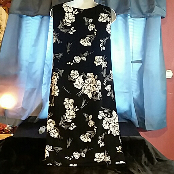 Sleeveless long dress - Picture 4 of 5